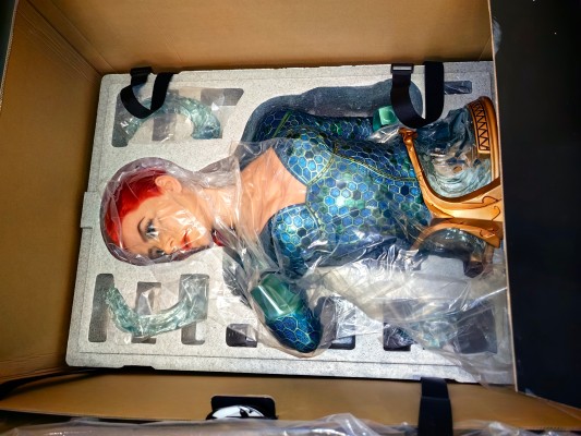 海王 湄拉半身像