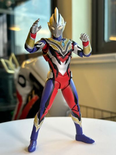 S.H.Figuarts 特利迦奥特曼 真特利迦