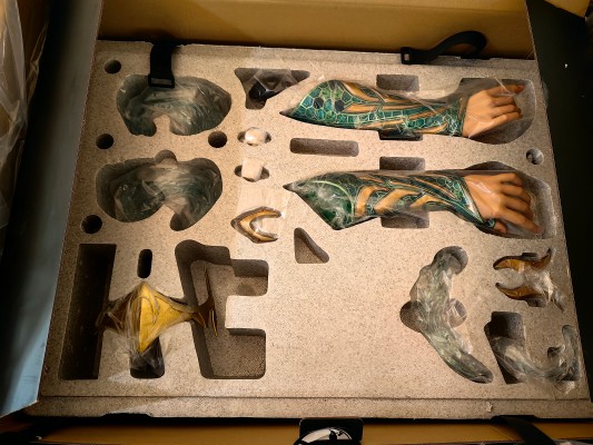 海王 湄拉半身像