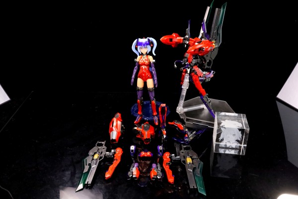 机甲少女 猩红魔鹫 龙颚