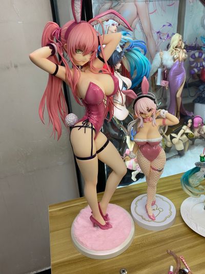 粉色双马尾兔女郎