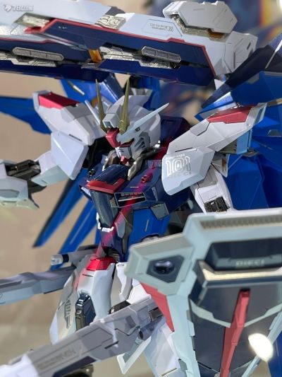 METAL BUILD   自由高达 概念2 雪耀配色版