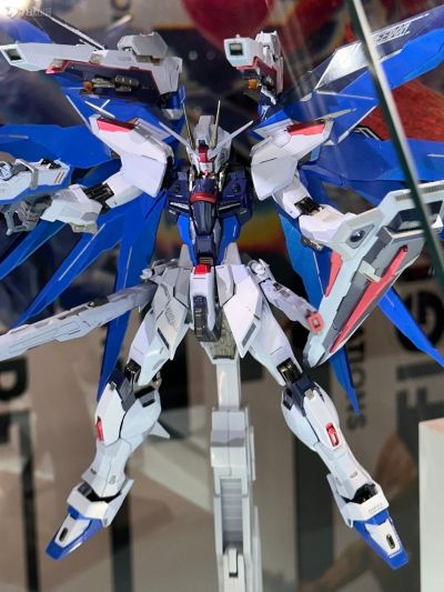 METAL BUILD   自由高达 概念2 雪耀配色版