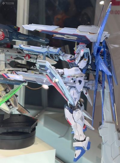 METAL BUILD   自由高达 概念2 雪耀配色版