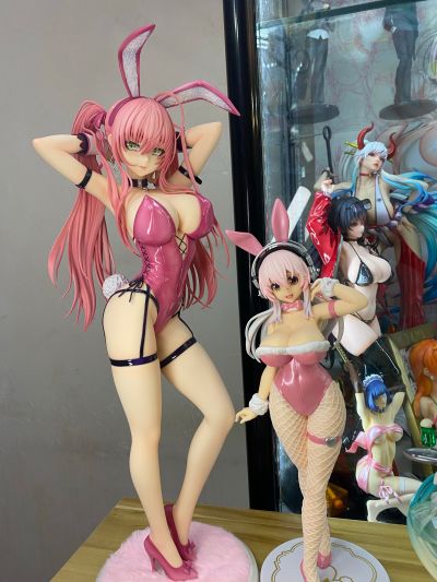 粉色双马尾兔女郎