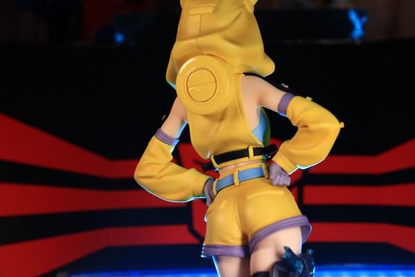 美少女雕像 变形金刚  大黄蜂