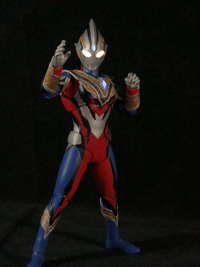 S.H.Figuarts 特利迦奥特曼 真特利迦