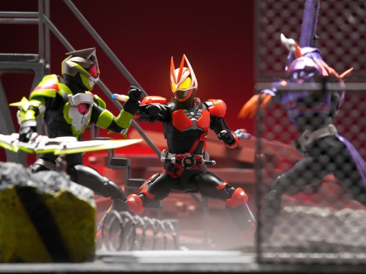 S.H.Figuarts 假面骑士极狐 狂热马格南&狂热推进器