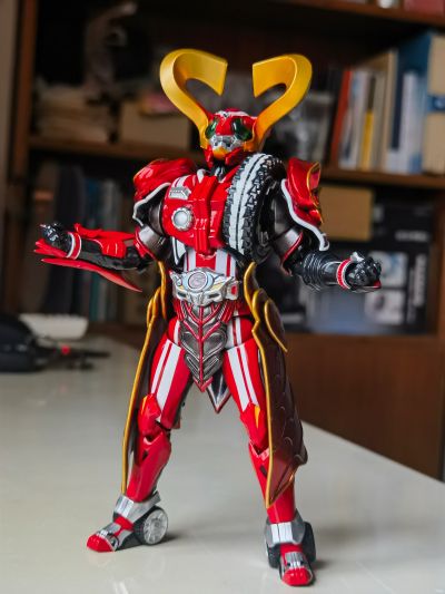 S.H.Figuarts  驰骑外传：假面骑士马赫 / 假面骑士心骑 假面骑士心骑 奇迹型