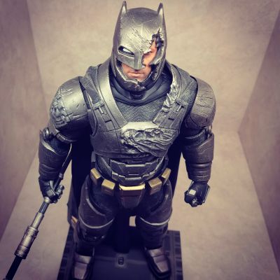 MMS417 蝙蝠侠大战超人：正义黎明 装甲蝙蝠侠 (战损版)