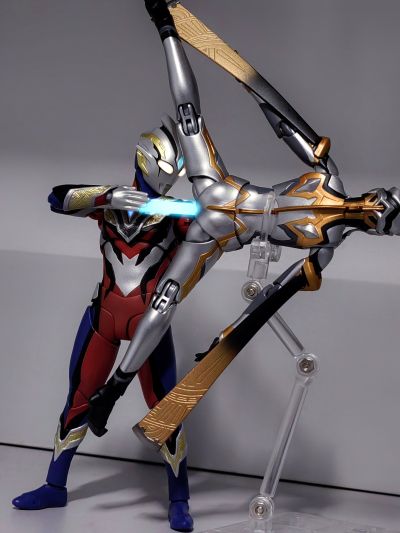 S.H.Figuarts 特利迦奥特曼 真特利迦