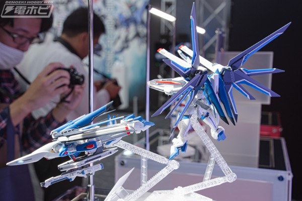 HG   1/144 飞升自由高达