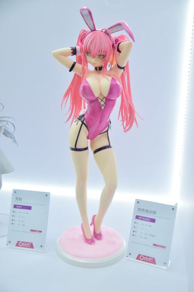 粉色双马尾兔女郎