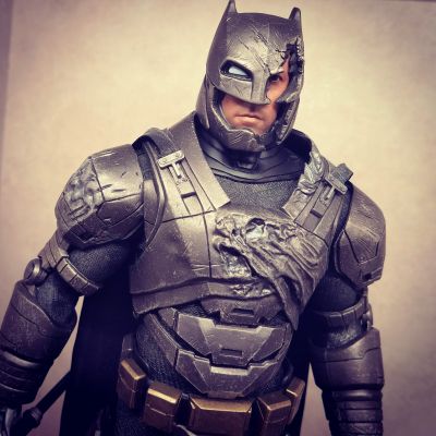 MMS417 蝙蝠侠大战超人：正义黎明 装甲蝙蝠侠 (战损版)