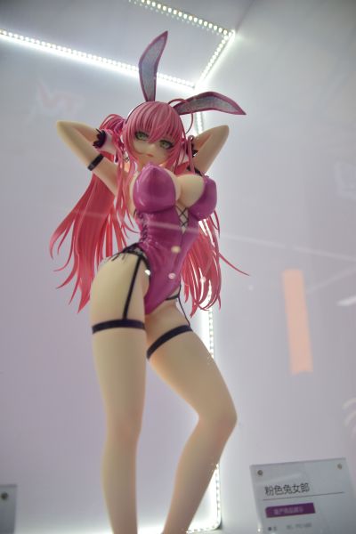 粉色双马尾兔女郎