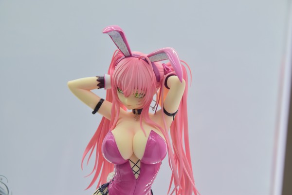 粉色双马尾兔女郎