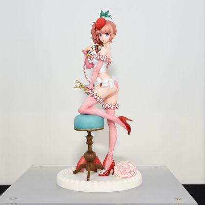 SALON de VITRINE 草莓短胸衣女孩