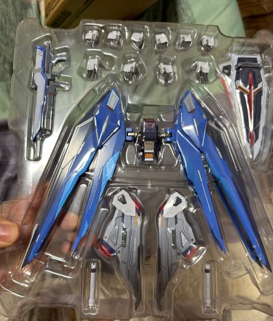 METAL BUILD   自由高达 概念2 雪耀配色版