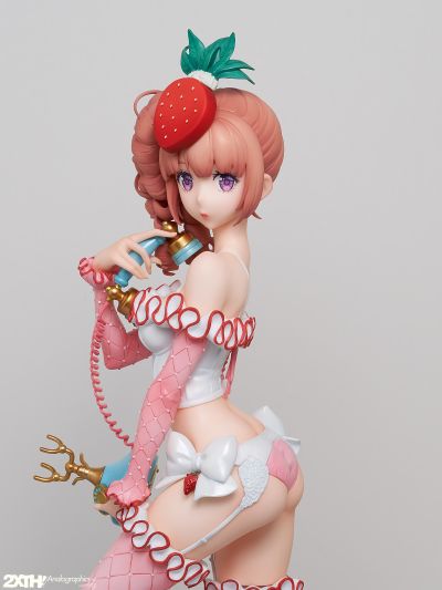 SALON de VITRINE 草莓短胸衣女孩