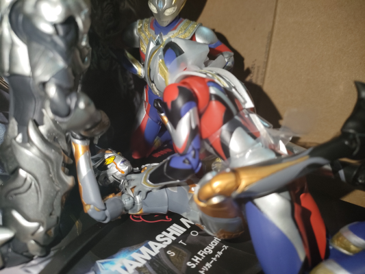 S.H.Figuarts 特利迦奥特曼 真特利迦