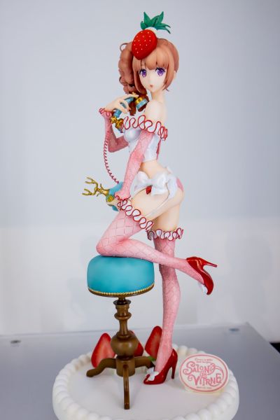 SALON de VITRINE 草莓短胸衣女孩