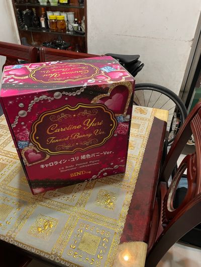 卡萝琳・尤莉 褐色兔女郎