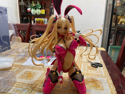 卡萝琳・尤莉 褐色兔女郎