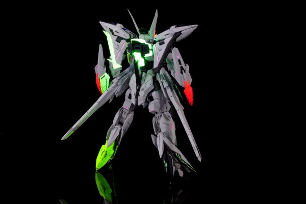 MG 1/100  天蚀高达 + 扩展件 (赛博配色)