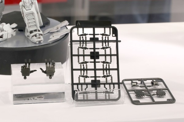 中比例拼装 变形金刚：超能勇士崛起 擎天柱