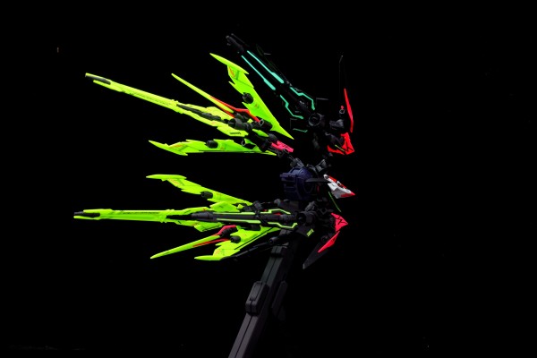 MG 1/100  天蚀高达 + 扩展件 (赛博配色)