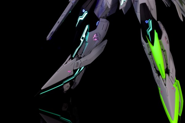 MG 1/100  天蚀高达 + 扩展件 (赛博配色)