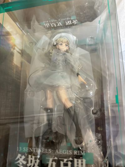 SALON de VITRINE 草莓短胸衣女孩