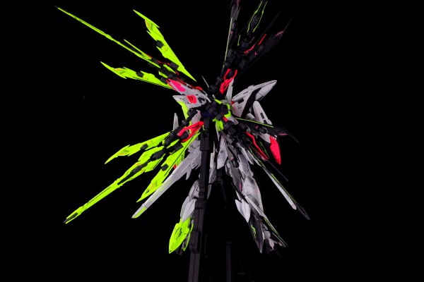 MG 1/100  天蚀高达 + 扩展件 (赛博配色)