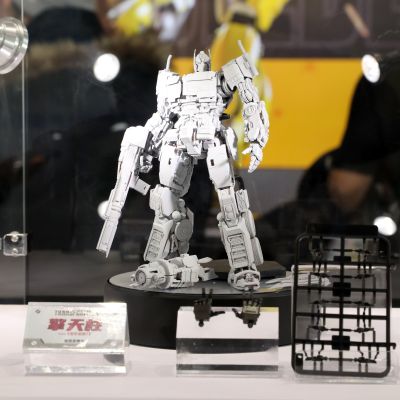 中比例拼装 变形金刚：超能勇士崛起 擎天柱