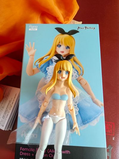 figma#598 女性素体（爱莉丝）和 连身裙+围裙装