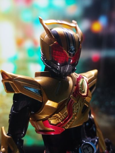 S.H.Figuarts 假面骑士驰骑 黄金驰骑