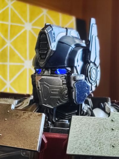 3Z0432 DLX 变形金刚：超能勇士崛起 擎天柱
