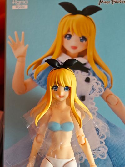 figma#598 女性素体（爱莉丝）和 连身裙+围裙装