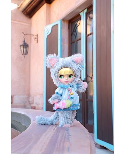 Blythe 佐伊和她的宠物鱼