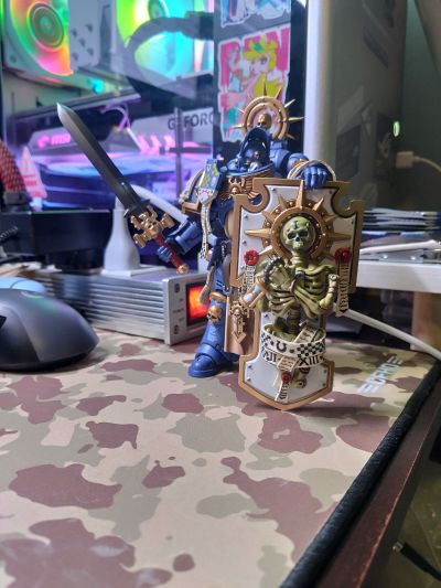 战锤40000 极限战士 装备圣物盾和能量剑的原铸连长