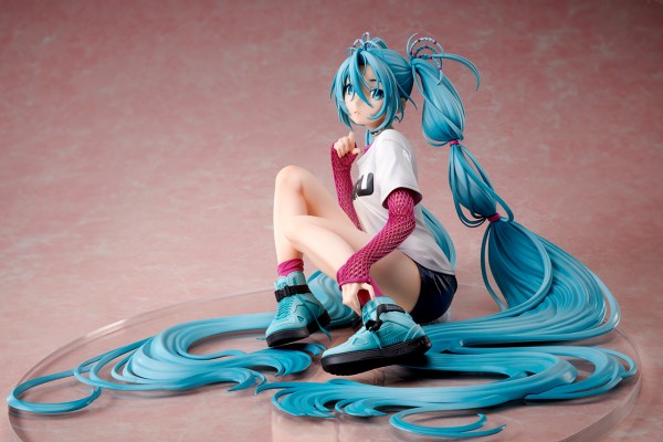 初音未来×米山舞 The Latest Street Style "Cute"