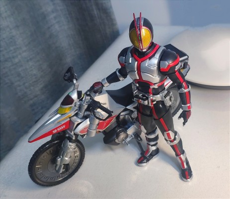 S.H.Figuarts 假面骑士555 机动摩托人