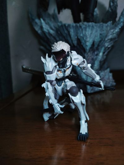 山口式转轮系列 No.140EX 潜龙谍影崛起：复仇 雷电 白色装甲