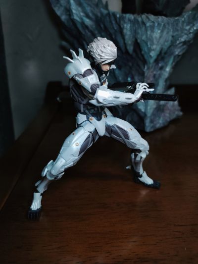 山口式转轮系列 No.140EX 潜龙谍影崛起：复仇 雷电 白色装甲