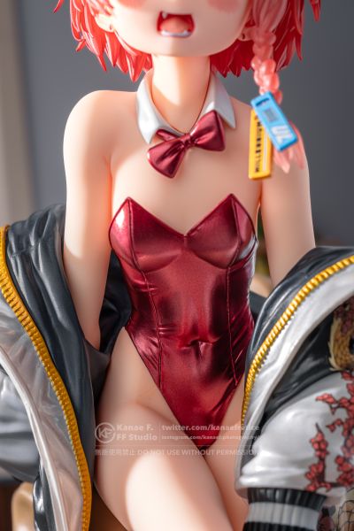 在还没开店的酒吧内等待进行暗中交易的尼禄