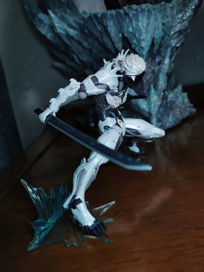 山口式转轮系列 No.140EX 潜龙谍影崛起：复仇 雷电 白色装甲