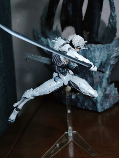 山口式转轮系列 No.140EX 潜龙谍影崛起：复仇 雷电 白色装甲