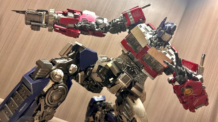 3Z0432 DLX 变形金刚：超能勇士崛起 擎天柱