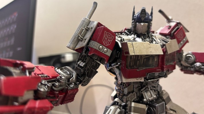 3Z0432 DLX 变形金刚：超能勇士崛起 擎天柱