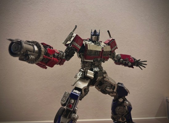 3Z0432 DLX 变形金刚：超能勇士崛起 擎天柱